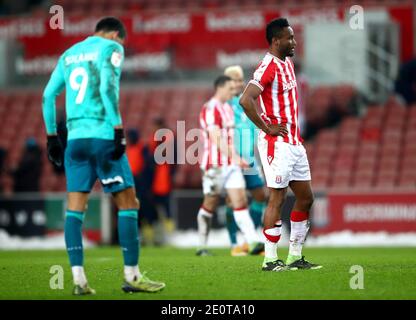 John Obi Mikel von Stoke City (rechts) erscheint am Ende des Sky Bet Championship-Spiels im bet365 Stadium in Stoke dejected. Stockfoto