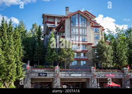 Whistler, Kanada - Juli 5,2020: Blick auf das Westin Resort Spa Hotel in Whistler Village an einem sonnigen Tag Stockfoto