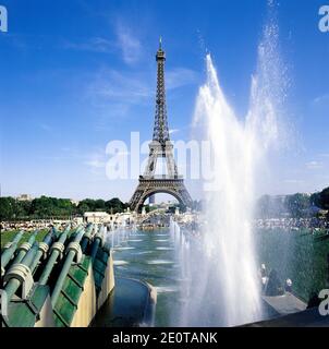 Eiffelturm Paris mit Springbrunnen Stockfoto