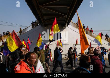 Kathmandu, Nepal. Januar 2021. Hunderte von Demonstranten der Rashtriya Prajatantra Partei (RPP) mit Nationalflaggen und Parteiflaggen marschieren während der Demonstration auf die Straße Hunderte von Völkern der Rashtriya Prajatantra Partei (RPP) mit ihrer Parteiflagge und Nationalflagge führen eine Demonstration durch, während sie die Wiederherstellung der konstitutionellen Monarchie und der Hindu fordern Staat, sie skandierten auch Slogans, König, bitte kommen Sie zurück und retten Sie das Land. Kredit: Prabin Ranabhat/SOPA Images/ZUMA Wire/Alamy Live Nachrichten Stockfoto