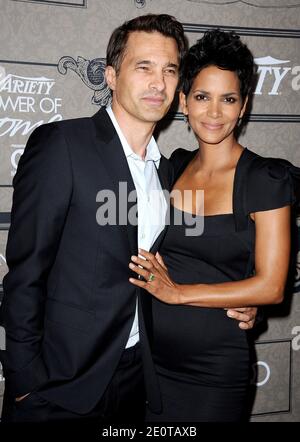 File photo : Olivier Martinez und Halle Berry kommen bei Variety's 4. Annual Power of Women Event in Los Angeles, CA, USA, 5. Oktober 2012. Am Dienstag, den 27. Oktober, verkündeten der Oscar-Gewinner und ihr Mann Olivier Martinez, dass sie sich nach zwei Jahren Ehe scheiden lassen würden. Dies ist Berry's vierte Spaltung und dritte Scheidung in den letzten zwei Jahrzehnten. Neben Martinez hat sich die 49-jährige Schauspielerin mit ihrem fairen Anteil an romantischen Höhen und Tiefen mit früheren Flammen wie David Justice, Gabriel Aubry und Eric Benet auseinandergesetzt. Foto von Lionel Hahn/ABACAPRESS.COM Stockfoto