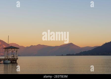 Sonnenuntergang über dem ruhigen Wasser des Iseo-Sees, italienische Seenlandschaft Stockfoto