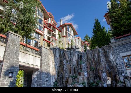 Whistler, Kanada - Juli 5,2020: Blick auf das Westin Resort Spa Hotel in Whistler Village an einem sonnigen Tag Stockfoto