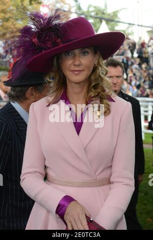 Der ismaelische Führer und Rennpferd-Besitzer Prinz Karim Aga Khans Gefährte nimmt am 7. Oktober 2012 an der 91. Auflage des Prix De L'Arc De Triomphe (jetzt Qatar Prix de l'Arc de Triomphe) auf der Rennbahn Longchamp in Paris Teil. Foto von Ammar Abd Rabbo/ABACAPRESS.COM Stockfoto