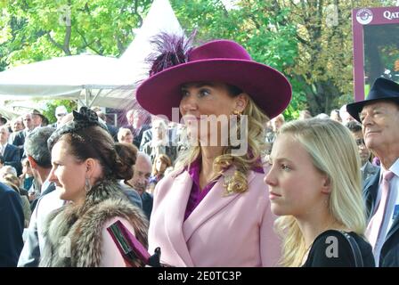 Der ismaelische Führer und Rennpferd-Besitzer Prinz Karim Aga Khans Gefährte nimmt am 7. Oktober 2012 an der 91. Auflage des Prix De L'Arc De Triomphe (jetzt Qatar Prix de l'Arc de Triomphe) auf der Rennbahn Longchamp in Paris Teil. Foto von Ammar Abd Rabbo/ABACAPRESS.COM Stockfoto