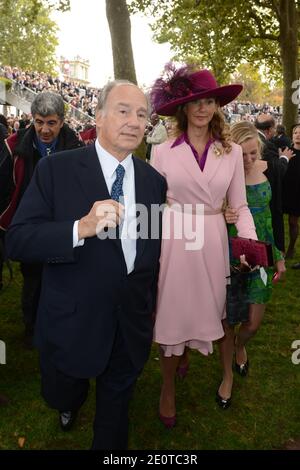 Der ismaelische Führer und Rennpferd-Besitzer Prinz Karim Aga Khan und sein Begleiter nehmen am 2012. Oktober an der 91. Auflage des Prix De L'Arc De Triomphe (heute Qatar Prix de l'Arc de Triomphe) auf der Rennbahn Longchamp in Paris Teil. Foto von Ammar Abd Rabbo/ABACAPRESS.COM Stockfoto