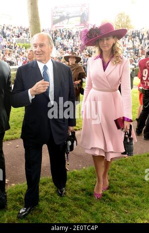 Der ismaelische Führer und Rennpferd-Besitzer Prinz Karim Aga Khan und sein Begleiter nehmen am 2012. Oktober an der 91. Auflage des Prix De L'Arc De Triomphe (heute Qatar Prix de l'Arc de Triomphe) auf der Rennbahn Longchamp in Paris Teil. Foto von Ammar Abd Rabbo/ABACAPRESS.COM Stockfoto