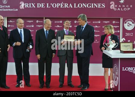 (L-R) der ismaelische Führer und Rennpferd-Besitzer Prinz Karim Aga Khan, der französische Haushaltsminister Jerome Cahuzac und Landwirtschaftsminister Stephane Le Foll nehmen am 2012. Oktober an der 91. Auflage des Prix De L'Arc De Triomphe (heute Qatar Prix de l'Arc de Triomphe) auf der Rennbahn Longchamp in Paris Teil. Foto von Ammar Abd Rabbo/ABACAPRESS.COM Stockfoto