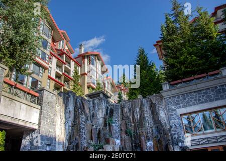 Whistler, Kanada - Juli 5,2020: Blick auf das Westin Resort Spa Hotel in Whistler Village an einem sonnigen Tag Stockfoto