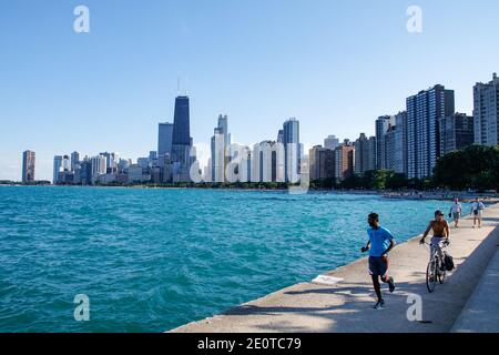 Chicago Seeufer in der Nähe von North Avenue Beach. Läufer und Radfahrer. Stockfoto