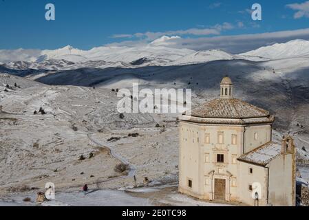 Oratorium von Santa Maria della Pietà in Calascio in den Abruzzen, Italienisch verschneite Winterlandschaft Stockfoto