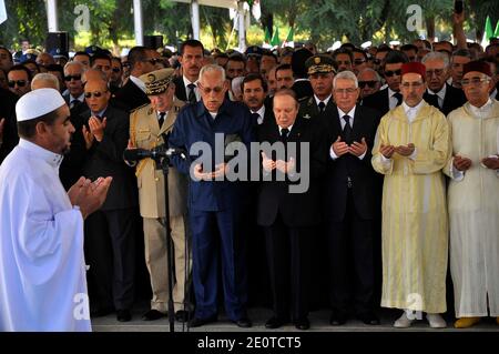 Von (R bis L) dem marokkanischen Außenminister Saad-Eddine Al-Othmani, dem algerischen Präsidenten des Nationalrats Abdelakader Bensalah, dem algerischen Präsidenten Abdelaziz Bouteflika, dem ehemaligen Vorsitzenden des Hohen Staatsrats Ali Kafi, Der algerische Generalstabschef Ahmed Gaid Salah und der Präsident der Nationalen Volksversammlung Mohamed-Larbi Ould Khelifa nehmen am 8. Oktober 2012 an der Beerdigung des ehemaligen algerischen Präsidenten Chadli Bendjedid auf dem El Alia Friedhof in Algier, Algerien, Teil. Foto von Bilral Bensalem/ABACAPRESS.COM Stockfoto