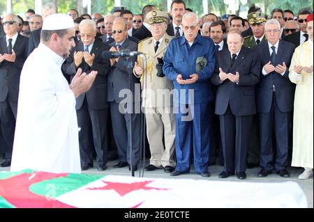 Von (R bis L) dem marokkanischen Außenminister Saad-Eddine Al-Othmani, dem algerischen Präsidenten des Nationalrats Abdelakader Bensalah, dem algerischen Präsidenten Abdelaziz Bouteflika, dem ehemaligen Vorsitzenden des Hohen Staatsrats Ali Kafi, Der algerische Generalstabschef Ahmed Gaid Salah und der Präsident der Nationalen Volksversammlung Mohamed-Larbi Ould Khelifa nehmen am 8. Oktober 2012 an der Beerdigung des ehemaligen algerischen Präsidenten Chadli Bendjedid auf dem El Alia Friedhof in Algier, Algerien, Teil. Foto von Louiza Ammi/ABACAPRESS.COM Stockfoto