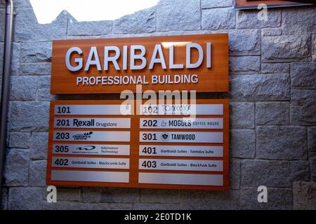 Whistler, Kanada - Juli 5,2020: Blick auf das Schild Garibaldi Professional Building in Whistler Village Stockfoto