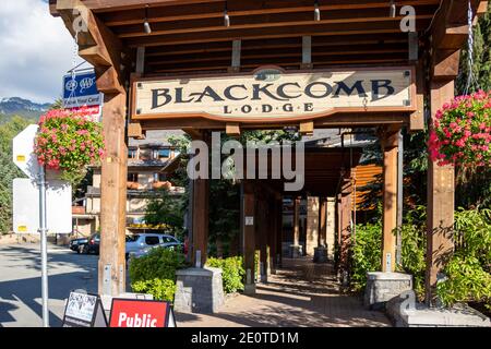 Whistler, Kanada - Juli 5,2020: Blick auf den Eingang Blackcomb Lodge Hotel in Whistler Village Stockfoto