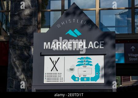 Whistler, Kanada - Juli 5,2020: Blick auf das Schild Whistlers's Marketplace im Dorf Stockfoto