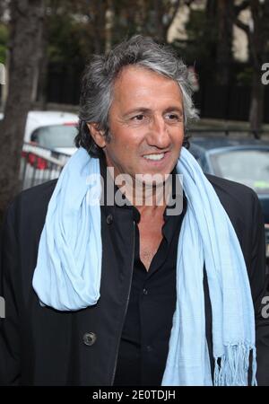 EXKLUSIV - Richard Anconina bei der Ankunft im Studio Gabriel für die Aufnahme von Michel Druckers Show in Paris, Frankreich am 9,2012. Oktober. Foto von Denis Guignebourg/ABACAPRESS.COM Stockfoto