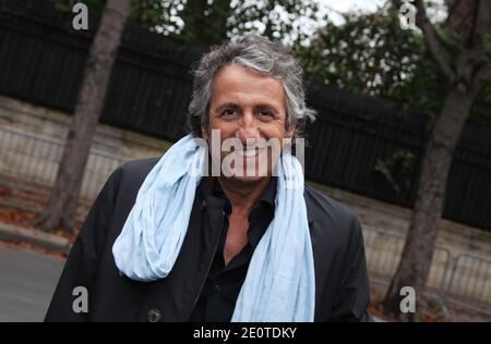 EXKLUSIV - Richard Anconina bei der Ankunft im Studio Gabriel für die Aufnahme von Michel Druckers Show in Paris, Frankreich am 9,2012. Oktober. Foto von Denis Guignebourg/ABACAPRESS.COM Stockfoto