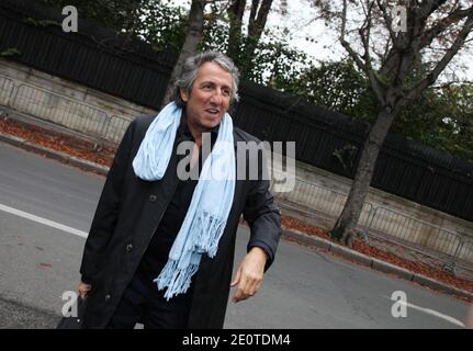 EXKLUSIV - Richard Anconina bei der Ankunft im Studio Gabriel für die Aufnahme von Michel Druckers Show in Paris, Frankreich am 9,2012. Oktober. Foto von Denis Guignebourg/ABACAPRESS.COM Stockfoto