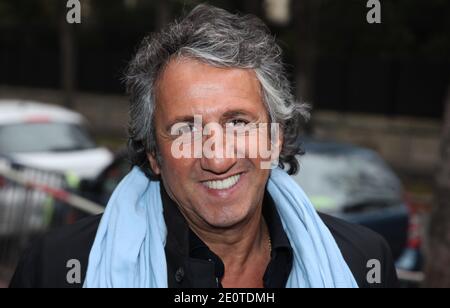 EXKLUSIV - Richard Anconina bei der Ankunft im Studio Gabriel für die Aufnahme von Michel Druckers Show in Paris, Frankreich am 9,2012. Oktober. Foto von Denis Guignebourg/ABACAPRESS.COM Stockfoto