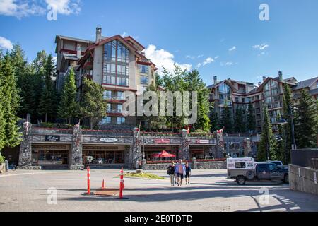 Whistler, Kanada - Juli 5,2020: Blick auf das Westin Resort Spa Hotel in Whistler Village an einem sonnigen Tag Stockfoto