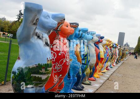 Illustration von "United Buddy Bears" zur Feier des 25. Jahrestages der deutsch-französischen Freundschaft am 12. Oktober 2012 in Paris. Foto von Nicolas Briquet/ABACAPRESS.COM Stockfoto