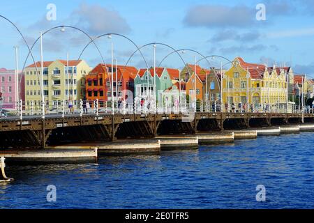 Willemstad, Curacao - 14. November 2018 - die Aussicht auf die bunten Gebäude entlang der St. Anna Bucht während des Tages Stockfoto