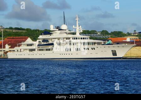 Willemstad, Curacao - 14. November 2018 - EIN wunderschönes weißes Schiff, das tagsüber an der St. Anna Bucht angedockt ist Stockfoto