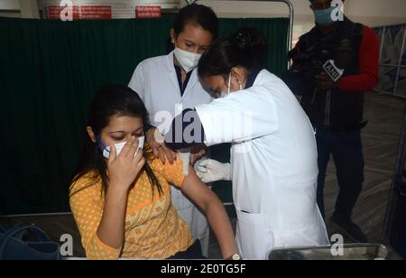 Guwahati, Assam, Indien. Januar 2021. Ein Gesundheitsarbeiter führt COVID 19 Impfsimulationsübung und Trockenlauf im Gauhati Medical College Hospital (GMCH) in Guwahati durch. In verschiedenen Teilen Indiens halten heute 259 Krankenhäuser von 116 Distrikten die Mock-Drill und Trockenlauf der COVID 19-Impfung ab. (Bild: © Dasarath DekaZUMA Wire) Stockfoto