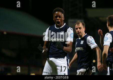 Dens Park, Dundee, Großbritannien. Januar 2021. Scottish Championship Football, Dundee FC gegen Heart of Midlothian; Jonathan Afolabi von Dundee feiert nach einem Tor für 3-1 Credit: Action Plus Sports/Alamy Live News Stockfoto