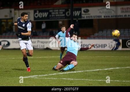 Dens Park, Dundee, Großbritannien. Januar 2021. Scottish Championship Football, Dundee FC versus Heart of Midlothian; Osman Sow of Dundee feuert in einem Schuss Credit: Action Plus Sports/Alamy Live News Stockfoto