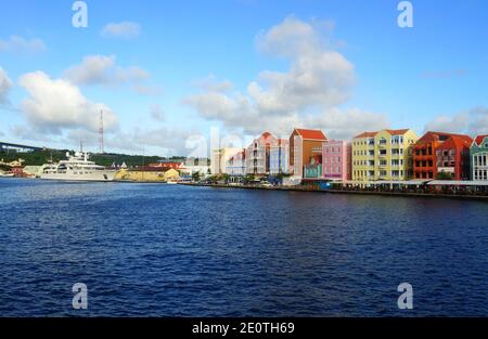 Willemstad, Curacao - 14. November 2018 - die Aussicht auf die bunten Gebäude entlang der St. Anna Bucht während des Tages Stockfoto