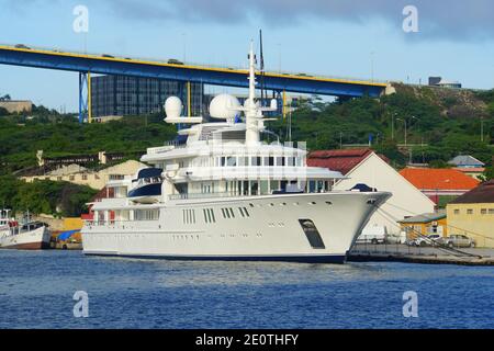 Willemstad, Curacao - 14. November 2018 - EIN wunderschönes weißes Schiff, das tagsüber an der St. Anna Bucht unter der Queen Juliana Brücke andockt Stockfoto