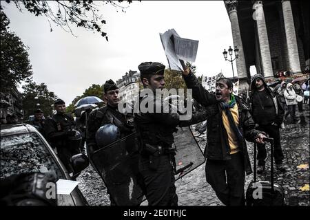 Bewegung initiiert von "Demokratie Jetzt real" (das empörte Paris), die für ein Konzert Pfanne und verschiedene Geräusche unter den Fenstern der Büros von Goldman Sachs an der Stelle der Dominikanischen Republik, bis zur U-Bahn-Ausgang Monceau in Paris, Frankreich am 13. Oktober 2012. Foto von Renaud Khanh/ABACAPRESS.COM Stockfoto