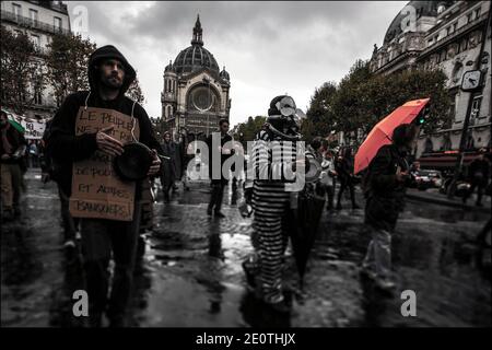 Bewegung initiiert von "Demokratie Jetzt real" (das empörte Paris), die für ein Konzert Pfanne und verschiedene Geräusche unter den Fenstern der Büros von Goldman Sachs an der Stelle der Dominikanischen Republik, bis zur U-Bahn-Ausgang Monceau in Paris, Frankreich am 13. Oktober 2012. Foto von Renaud Khanh/ABACAPRESS.COM Stockfoto