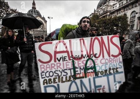 Bewegung initiiert von "Demokratie Jetzt real" (das empörte Paris), die für ein Konzert Pfanne und verschiedene Geräusche unter den Fenstern der Büros von Goldman Sachs an der Stelle der Dominikanischen Republik, bis zur U-Bahn-Ausgang Monceau in Paris, Frankreich am 13. Oktober 2012. Foto von Renaud Khanh/ABACAPRESS.COM Stockfoto