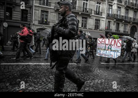 Bewegung initiiert von "Demokratie Jetzt real" (das empörte Paris), die für ein Konzert Pfanne und verschiedene Geräusche unter den Fenstern der Büros von Goldman Sachs an der Stelle der Dominikanischen Republik, bis zur U-Bahn-Ausgang Monceau in Paris, Frankreich am 13. Oktober 2012. Foto von Renaud Khanh/ABACAPRESS.COM Stockfoto