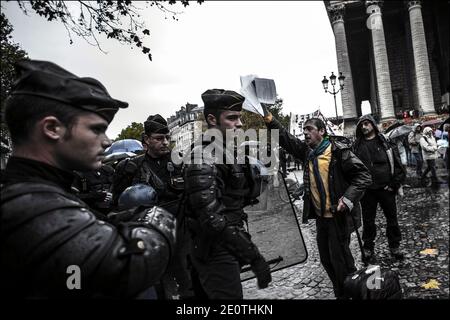 Bewegung initiiert von "Demokratie Jetzt real" (das empörte Paris), die für ein Konzert Pfanne und verschiedene Geräusche unter den Fenstern der Büros von Goldman Sachs an der Stelle der Dominikanischen Republik, bis zur U-Bahn-Ausgang Monceau in Paris, Frankreich am 13. Oktober 2012. Foto von Renaud Khanh/ABACAPRESS.COM Stockfoto