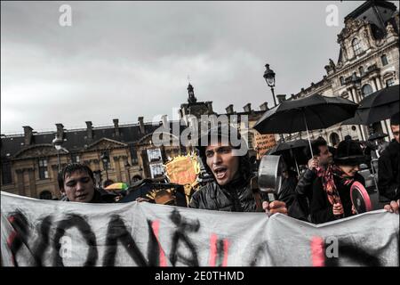 Bewegung initiiert von "Demokratie Jetzt real" (das empörte Paris), die für ein Konzert Pfanne und verschiedene Geräusche unter den Fenstern der Büros von Goldman Sachs an der Stelle der Dominikanischen Republik, bis zur U-Bahn-Ausgang Monceau in Paris, Frankreich am 13. Oktober 2012. Foto von Renaud Khanh/ABACAPRESS.COM Stockfoto