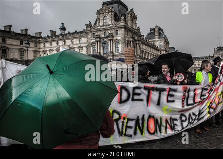 Bewegung initiiert von "Demokratie Jetzt real" (das empörte Paris), die für ein Konzert Pfanne und verschiedene Geräusche unter den Fenstern der Büros von Goldman Sachs an der Stelle der Dominikanischen Republik, bis zur U-Bahn-Ausgang Monceau in Paris, Frankreich am 13. Oktober 2012. Foto von Renaud Khanh/ABACAPRESS.COM Stockfoto