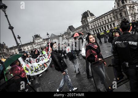 Bewegung initiiert von "Demokratie Jetzt real" (das empörte Paris), die für ein Konzert Pfanne und verschiedene Geräusche unter den Fenstern der Büros von Goldman Sachs an der Stelle der Dominikanischen Republik, bis zur U-Bahn-Ausgang Monceau in Paris, Frankreich am 13. Oktober 2012. Foto von Renaud Khanh/ABACAPRESS.COM Stockfoto