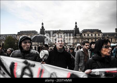 Bewegung initiiert von "Demokratie Jetzt real" (das empörte Paris), die für ein Konzert Pfanne und verschiedene Geräusche unter den Fenstern der Büros von Goldman Sachs an der Stelle der Dominikanischen Republik, bis zur U-Bahn-Ausgang Monceau in Paris, Frankreich am 13. Oktober 2012. Foto von Renaud Khanh/ABACAPRESS.COM Stockfoto