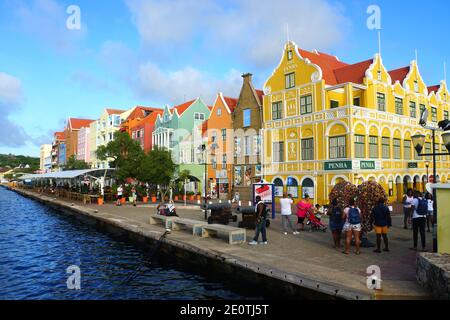 Willemstad, Curacao - 14. November 2018 - die Aussicht auf die bunten Gebäude entlang der St. Anna Bucht während des Tages Stockfoto