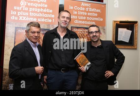 Bernard Benyamin, Yohan Perez und Matthias Göring (Großneffe von Hermann Göring) nahmen an der Präsentation des Buches "Le Code d'Esther" von Bernard Benyamin und Yohan Perez Teil, das am 16. Oktober 2012 im Grand Hotel in Paris, Frankreich, stattfand. Foto von Denis Guignebourg/ABACAPRESS.COM Stockfoto