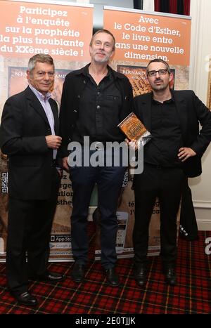 Bernard Benyamin, Yohan Perez und Matthias Göring (Großneffe von Hermann Göring) nahmen an der Präsentation des Buches "Le Code d'Esther" von Bernard Benyamin und Yohan Perez Teil, das am 16. Oktober 2012 im Grand Hotel in Paris, Frankreich, stattfand. Foto von Denis Guignebourg/ABACAPRESS.COM Stockfoto