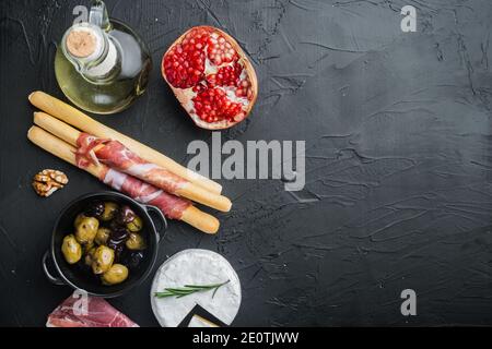 Zutaten für mediterrane Küche, Fleischkieder, Kräuter-Set, auf schwarzem Hintergrund, flaches Lay mit Textzeug Stockfoto