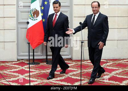 Präsident Francois Hollande und der designierte mexikanische Präsident Enrique Pena Nieto treffen am 17. Oktober 2012 ein, um eine Pressekonferenz im Präsidentenpalast Elysee in Paris zu halten. Pena Nieto wird seine sechsjährige Amtszeit als Präsident am 1. Dezember beginnen, was die Rückkehr der Institutionellen Revolutionären Partei (PRI) in das höchste Amt des Landes nach einer 12-jährigen Abwesenheit markiert. Foto von Stephane Lemouton/ABACAPRESS.COM Stockfoto