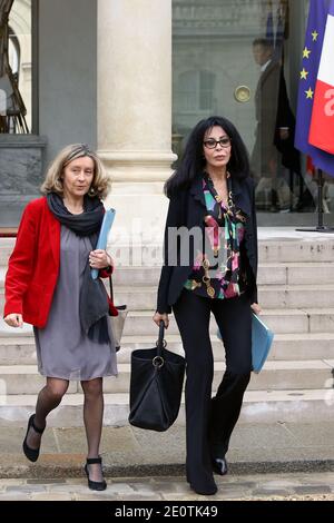 Die französische Juniorministerin für Expatriates Helene Conway und die Franzosen Living Abroad und Frankophonie Yamina Benguigui verlassen nach der wöchentlichen Kabinettssitzung am 17. Oktober 2012 in Paris, Frankreich, den Präsidentenpalast von Elysee. Foto von Stephane Lemouton/ABACAPRESS.COM. Stockfoto