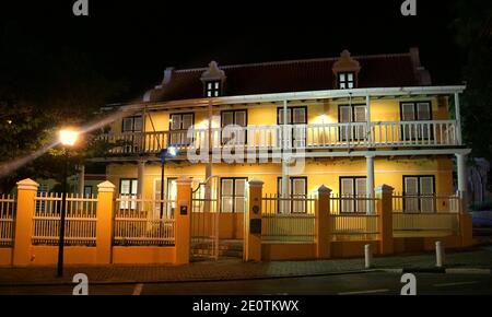 Willemstad, Curacao - 14. November 2018 - die beleuchteten Gebäude entlang der St. Anna Bucht bei Nacht Stockfoto