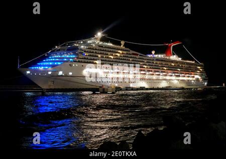 Willemstad, Curacao - 14. November 2018 - Karneval Conquest Kreuzfahrtschiff beleuchtet in der Nacht von der St. Anna Bucht Stockfoto